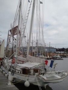 Festival du chant de marins : L’Adventura dans le port de Paimpol