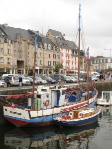 Festival du chant de marins : vieux chalutier ’face au vent’ dans le port de Paimpol