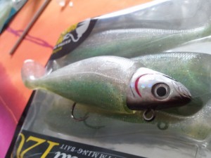 Montage du leurre souple Illex Nitro shad 120mm vert pailleté sur tête plombée Storm 20gr articulée