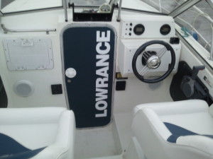 Installation d'un étrier support de sondeur Lowrance HDS 10 - MC Technologies