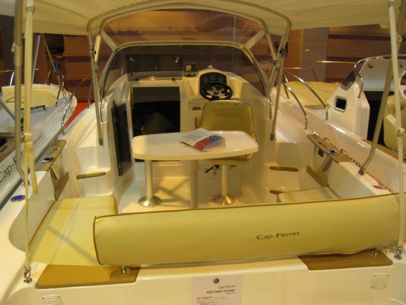 B2 Marine 652 Cabin Cruiser