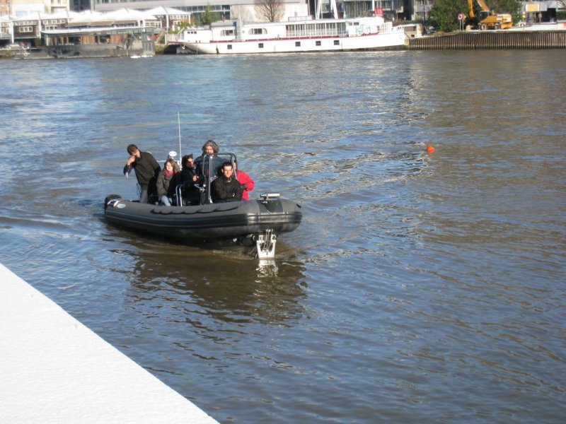 arrivee-a-quai-sealegs-7-1m-professionnel-bateau-semi-rigide-amphibie