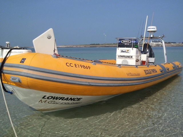 Eric Sauvage et son BWA 8m60 + son 300Cv SUZUKI + son Electronique Lowrance dans le vieux glénan