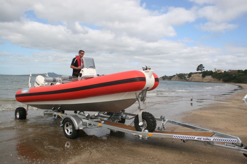 sealegs-amphibie-rib-7-1m_rescue_sauvetage_remorque-c